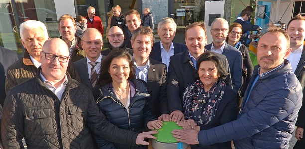 Per Druck auf einen Buzzer wurden am Mittwoch, 15. Januar 2020, symbolisch die ersten Glasfaseranschlüsse des geförderten Breitbandausbaus des 3. Calls im Gewerbegebiet Geseke-Ost aktiviert. Am Buzzer (v. l.): Christoph Hellmann, Breitbandkoordinator Kreis Soest, Katharina Reiche, Vorsitzende der Geschäftsführung innogy Westenergie, Remco van der Velden, Bürgermeister Stadt Geseke, Carsten Lagemann, Geschäftsführer der innogy TelNet, Landrätin Eva Irrgang und Peter Panek, Geschäftsführer von Panek Türen und Fenster. Foto: Thomas Weinstock/ Kreis Soest